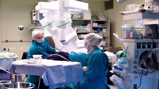 روبوت يجري عملية جراحية دقيقة لأول مرة في روسيا